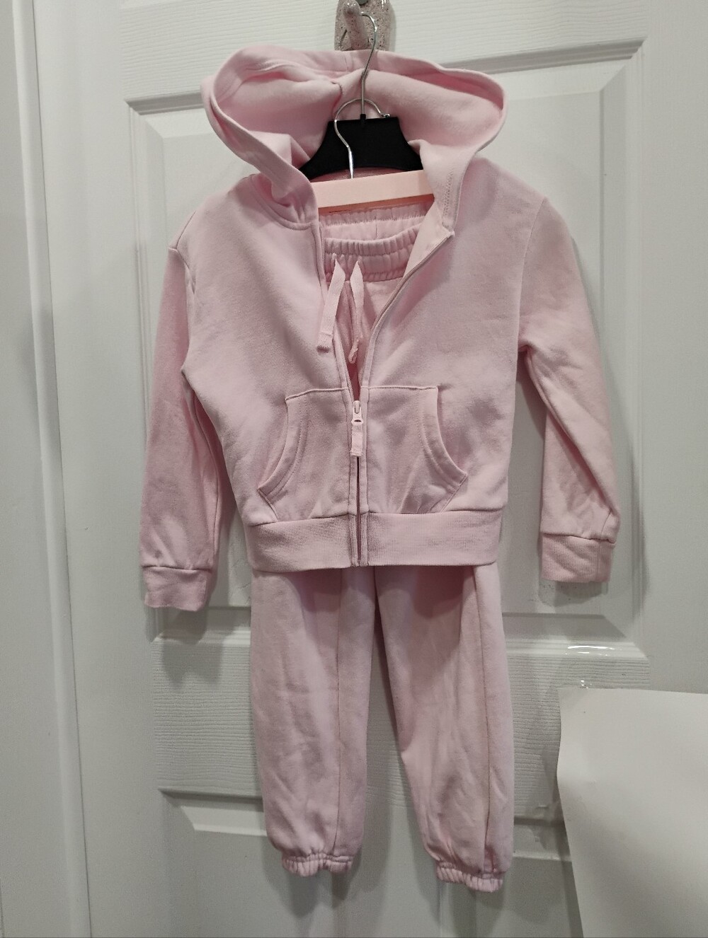🩷2/$27... Full zip Girls hoodie + matching Pants. Size 6